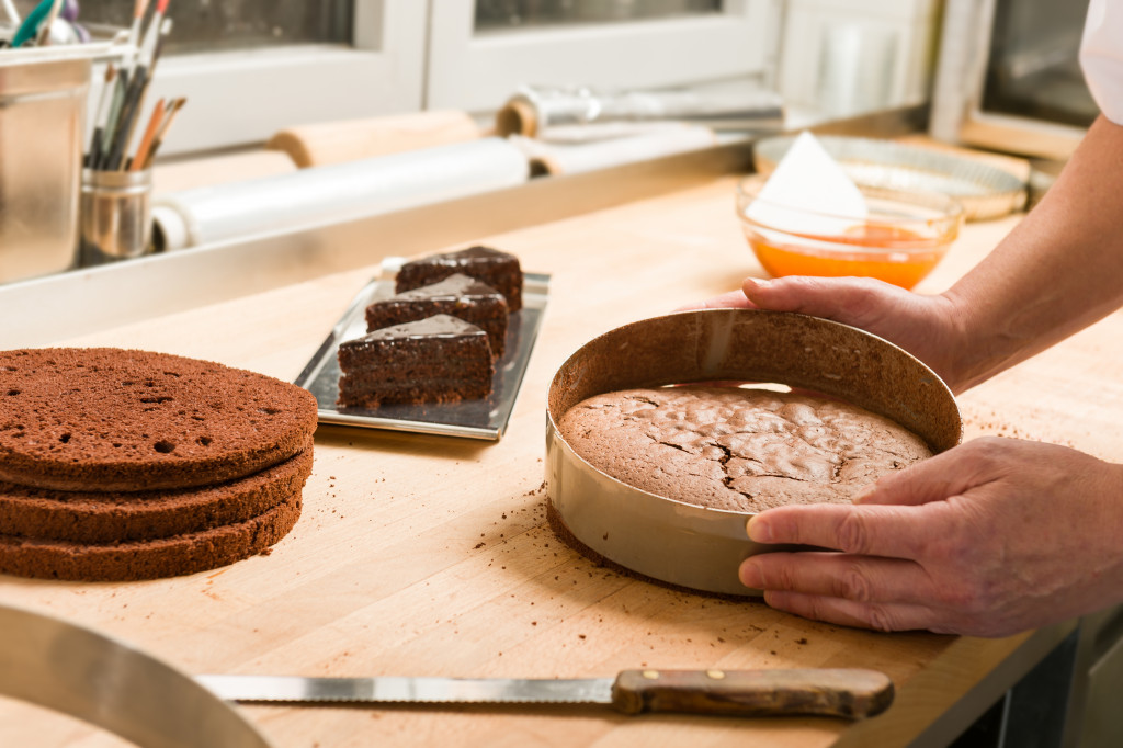 taking out layer cake from cake form